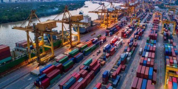 吉大港群集数万个海运集装箱无法运出