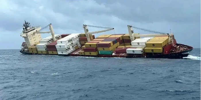 集装箱船遇险淹没，，，数百个集装箱坠海