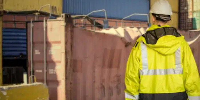 有什么原因导致海运集装箱运输途中损坏？？？？？？